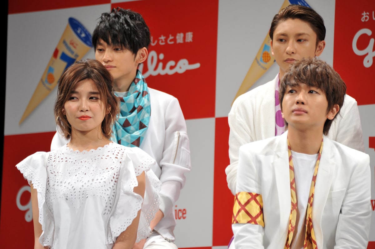 後列左から日高光啓（AAA）、與真司郎（AAA）、前列左から宇野実彩子 