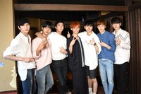 VIXXとカイ（中央）。