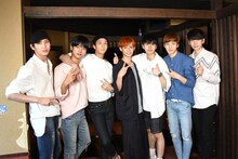 VIXXとカイ（中央）。