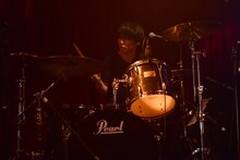 アベヨウスケ（Dr, Cho）（撮影：高田真希子）