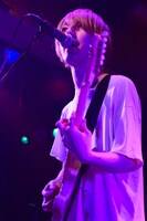 橋本薫（Vo, G）（撮影：高田真希子）