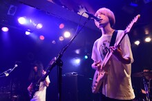 「Helsinki Lambda Clubファーストマキシシングル『友達にもどろう』発売記念ワンマンライブ"We Can Work It Out!!"」東京・CHELSEA HOTEL公演の様子。（撮影：高田真希子）