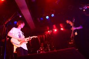 向い合ってギターを弾く橋本薫(Vo, G)とマッシュ(G / Kidori Kidori)。