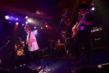 「Helsinki Lambda Clubファーストマキシシングル『友達にもどろう』発売記念ワンマンライブ"We Can Work It Out!!"」東京・CHELSEA HOTEL公演の様子。（撮影：高田真希子）