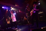 「Helsinki Lambda Clubファーストマキシシングル『友達にもどろう』発売記念ワンマンライブ"We Can Work It Out!!"」東京・CHELSEA HOTEL公演の様子。(撮影:高田真希子)
