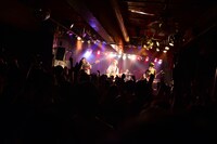 「Helsinki Lambda Clubファーストマキシシングル『友達にもどろう』発売記念ワンマンライブ"We Can Work It Out!!"」東京・CHELSEA HOTEL公演の様子。（撮影：高田真希子）