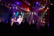 「Helsinki Lambda Clubファーストマキシシングル『友達にもどろう』発売記念ワンマンライブ"We Can Work It Out!!"」東京・CHELSEA HOTEL公演の様子。(撮影:高田真希子)