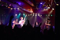 「Helsinki Lambda Clubファーストマキシシングル『友達にもどろう』発売記念ワンマンライブ"We Can Work It Out!!"」東京・CHELSEA HOTEL公演の様子。（撮影：高田真希子）