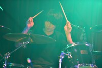 アベヨウスケ（Dr, Cho）（撮影：高田真希子）