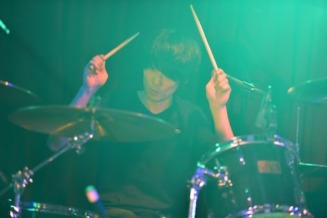 アベヨウスケ(Dr, Cho)(撮影:高田真希子)