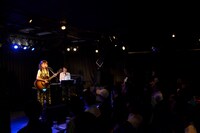 「瀬川あやかアコースティックワンマン ～卵・小麦粉不使用のふわふわホットミュージック～」の様子。（提供：ポニーキャニオン）