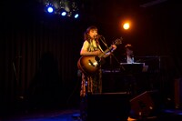 「瀬川あやかアコースティックワンマン ～卵・小麦粉不使用のふわふわホットミュージック～」の様子。（提供：ポニーキャニオン）