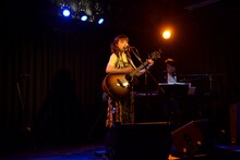 「瀬川あやかアコースティックワンマン ～卵・小麦粉不使用のふわふわホットミュージック～」の様子。（提供：ポニーキャニオン）