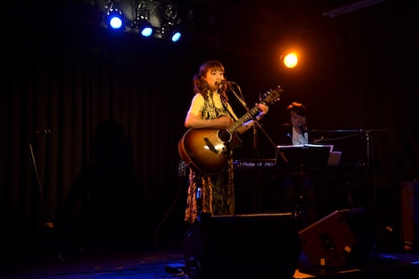 「瀬川あやかアコースティックワンマン ～卵・小麦粉不使用のふわふわホットミュージック～」の様子。（提供：ポニーキャニオン）