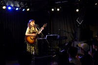 「瀬川あやかアコースティックワンマン ～卵・小麦粉不使用のふわふわホットミュージック～」の様子。（提供：ポニーキャニオン）