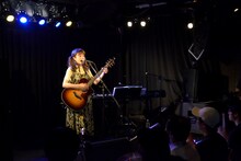 「瀬川あやかアコースティックワンマン ～卵・小麦粉不使用のふわふわホットミュージック～」の様子。（提供：ポニーキャニオン）