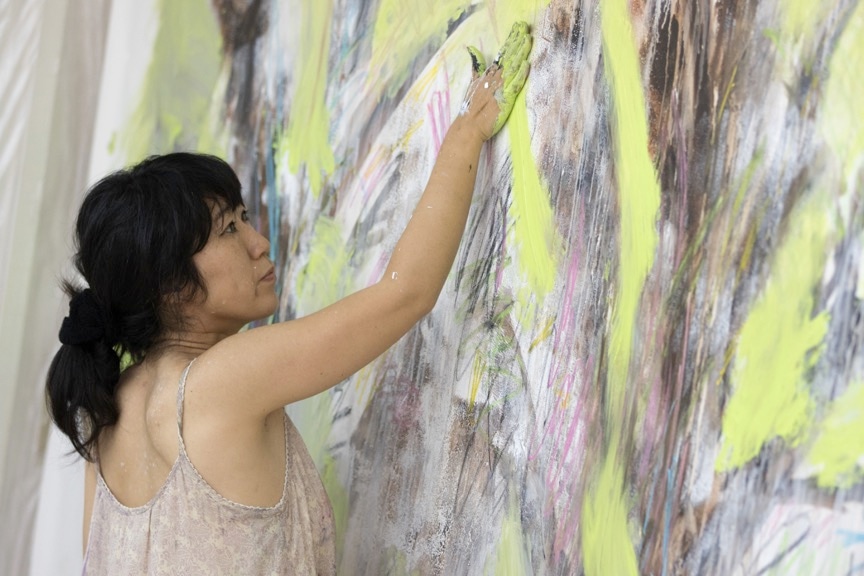 十和田市で作品制作を行う大宮エリー。（撮影：小山田邦哉）