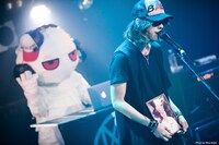 左からキノイくん（The Mirraz）、畠山承平（Vo, G / The Mirraz）。（Photo by rina asahi）