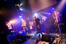 「シスター」を披露するPELICAN FANCLUBと畠山承平（Vo, G / The Mirraz）。（Photo by rina asahi）