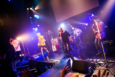 「シスター」を披露するPELICAN FANCLUBと畠山承平（Vo, G / The Mirraz）。（Photo by rina asahi）