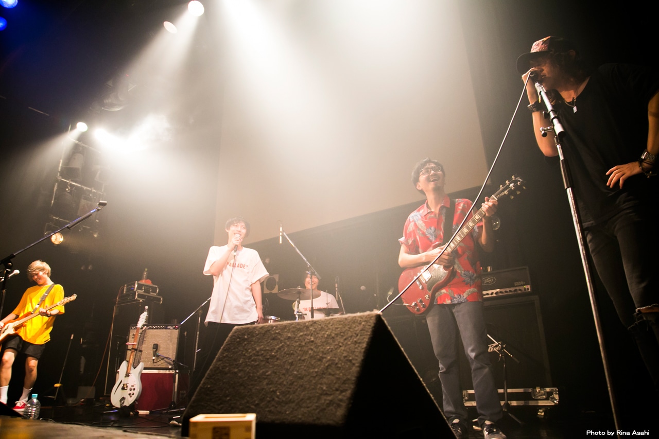 畠山承平（Vo, G / The Mirraz）と話すPELICAN FANCLUB。（Photo by rina asahi）