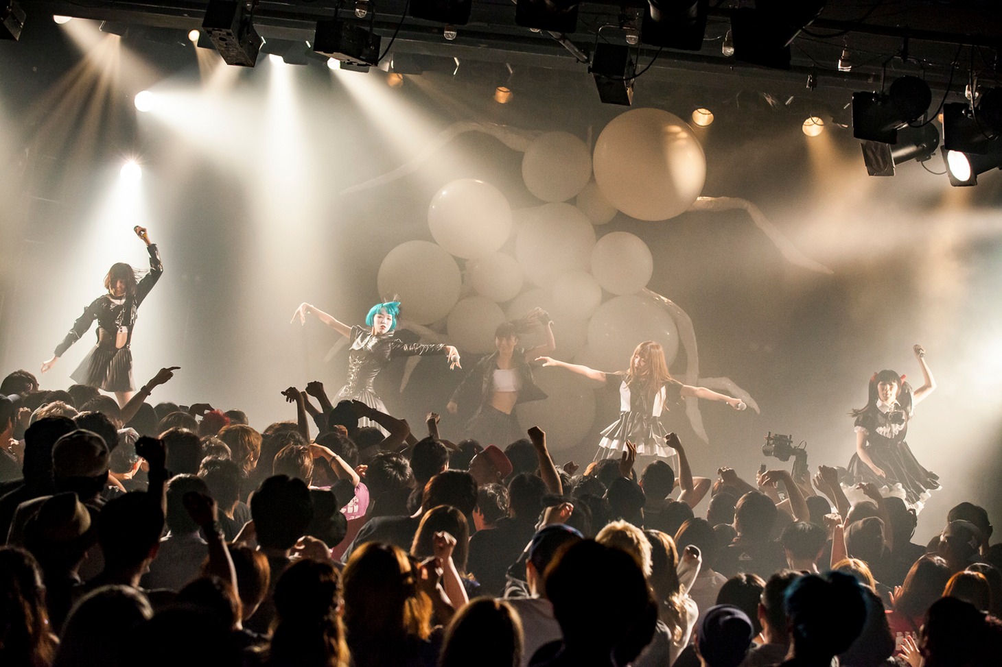 NECRONOMIDOL 4thワンマンライブ「Tenebrae Ascendant」の様子。（撮影：外林健太）