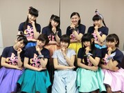 吉澤嘉代子（前列中央）を囲む私立恵比寿中学。