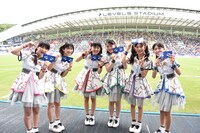 にわか面を持つばってん少女隊。