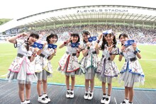 にわか面を持つばってん少女隊。