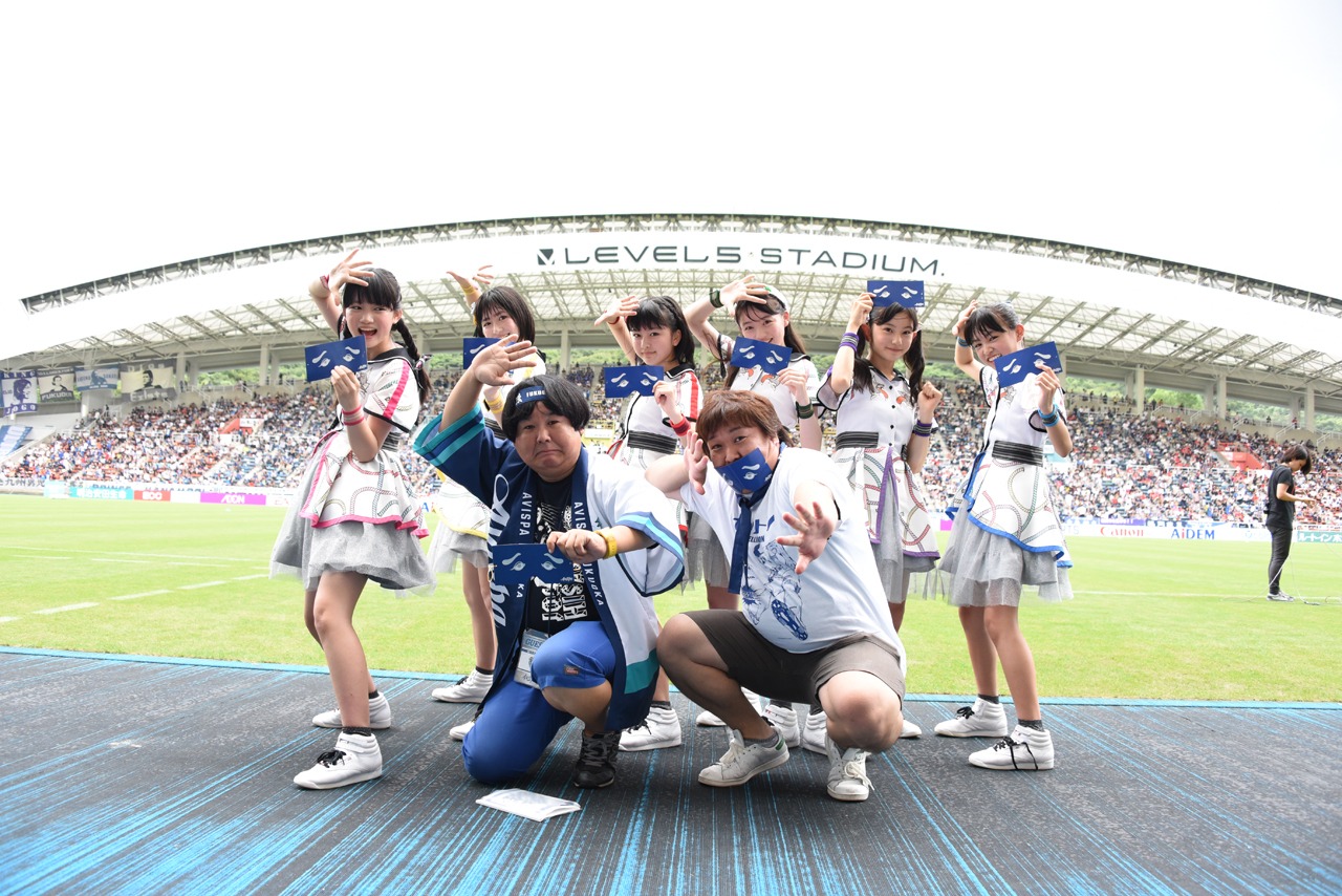 ばってん少女隊とメガモッツ。