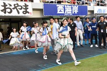 入場するばってん少女隊。
