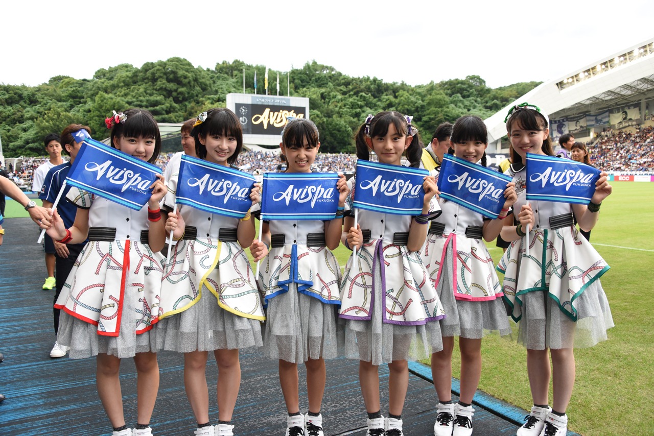 アビスパ福岡のフラッグを持つばってん少女隊。