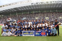 アビスパ福岡の選手たちとばってん少女隊（左）。