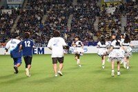 フィールドを走るばってん少女隊とメガモッツ。