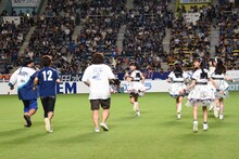 フィールドを走るばってん少女隊とメガモッツ。