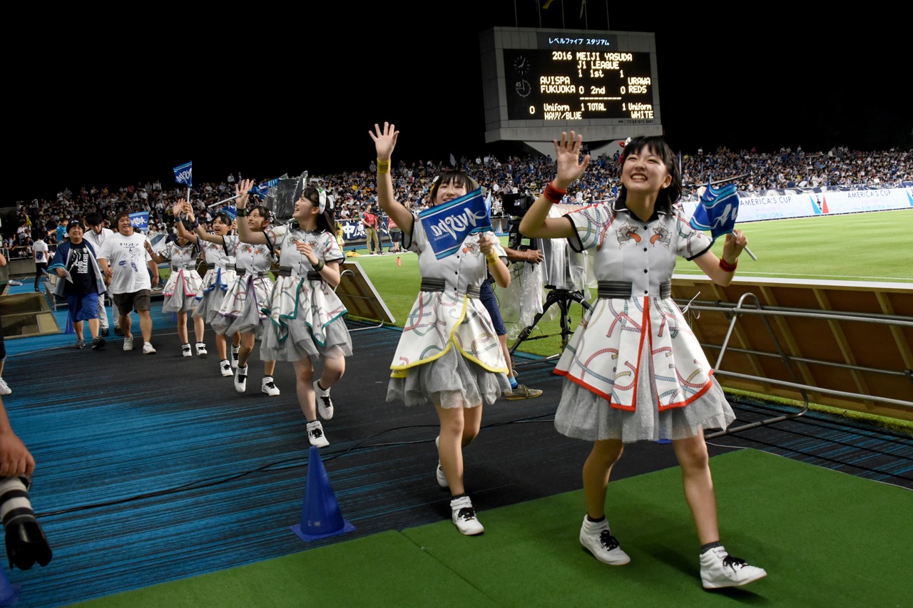 手を振ってフィールドを回るばってん少女隊。