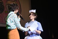 安本彩花（左）本人に「髪型もそっくり」と評されたさきやんさん（右）。