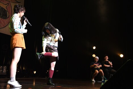 「仮契約のシンデレラ」の振り付けで安本の特徴を説明するまきちゃんさん(左から2番目)。