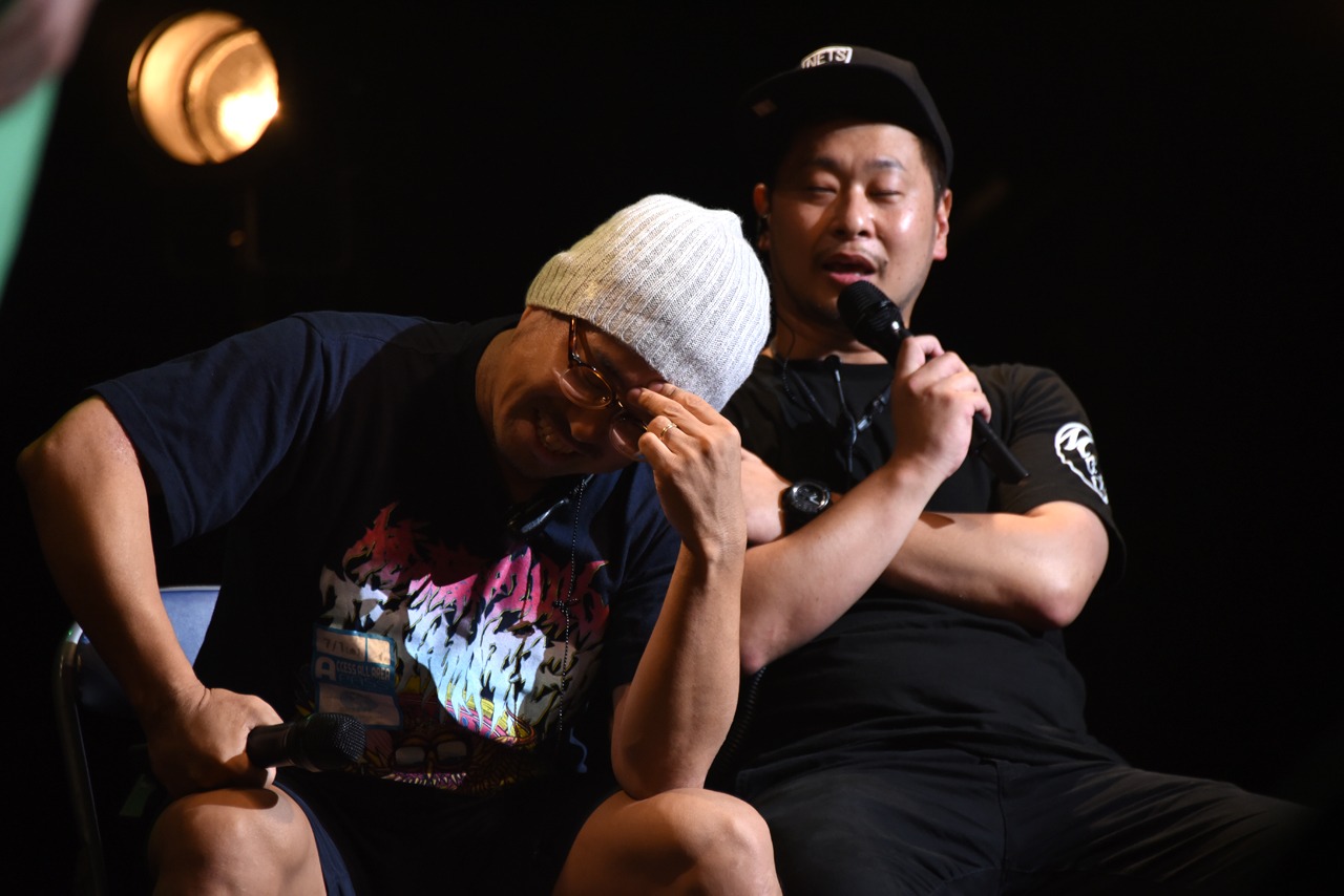 頭を抱える校長（左）。