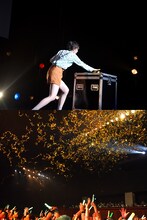 金テープを発射させる安本彩花。