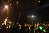 サインボールを投げる安本彩花。