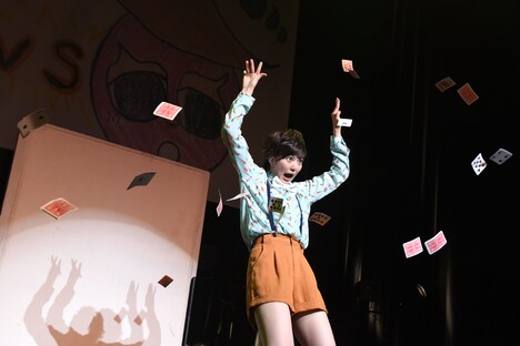 トランプを撒き散らす安本彩花。