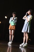 安本のモノマネを披露する「ヤスコン」優勝者・ばかなさん（右）。