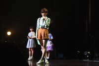 観客票を決める拍手の大きさが拮抗してしまい、判断に困る安本彩花。