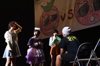 面接スタイルで真剣に審査する校長（右端）。