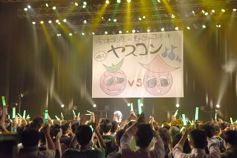 安本彩花生誕ソロライブ「安本彩花そっくりさんコンテスト 略して ヤスコン」の様子。