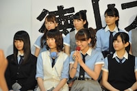 上段左から佐藤詩織、米谷奈々未、織田奈那。下段左から長濱ねる、志田愛佳、守屋茜、鈴本美愉。