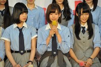 左から平手友梨奈、渡邉理佐、菅井友香。