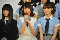 左から長濱ねる、志田愛佳、守屋茜。