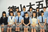 上段左から佐藤詩織、米谷奈々未、織田奈那、尾関梨香、上村莉菜、齋藤冬優花。下段左から長濱ねる、志田愛佳、守屋茜、鈴本美愉、渡辺梨加、平手友梨奈。